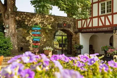 Ein Garten an der Unterkunft Hotel Schloss Rheinfels