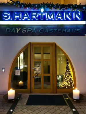 Eine Fassade oder ein Eingang zu SkinSpa Apartments Idar-Oberstein