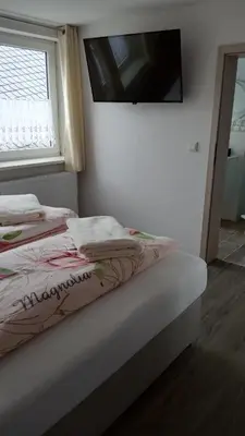 Ein Bett oder Betten in einem Zimmer der Unterkunft Gästehaus - Café Frank