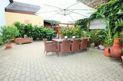 Ein Garten an der Unterkunft Gaestehaus Kön - Fewo Farfalle