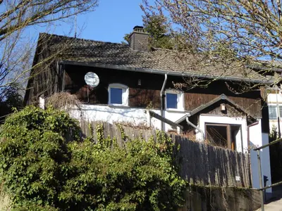 Das Gebäude in dem sich das Ferienhaus befindet