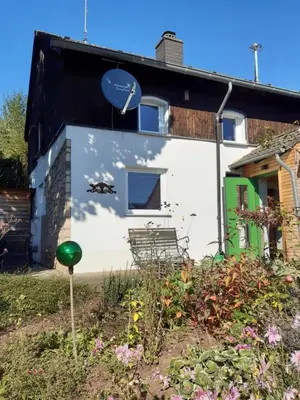 Das Gebäude in dem sich das Ferienhaus befindet
