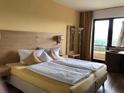 Ein Bett oder Betten in einem Zimmer der Unterkunft Hotel Berghof