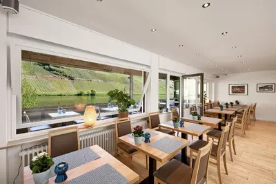 Ein Restaurant oder anderes Speiselokal in der Unterkunft Sonnenuhr