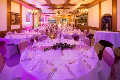 Ein Restaurant oder anderes Speiselokal in der Unterkunft Hotel & Restaurant Krone
