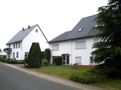 Das Gebäude in dem sich das Ferienhaus befindet