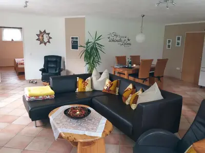 Ein Sitzbereich in der Unterkunft Ferienwohnung am Eifelsteig Vulkaneifel-Auszeit