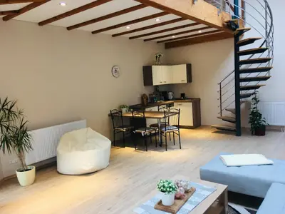Ein Sitzbereich in der Unterkunft Ferienwohnung am Nürburgring/Wintersport Arft