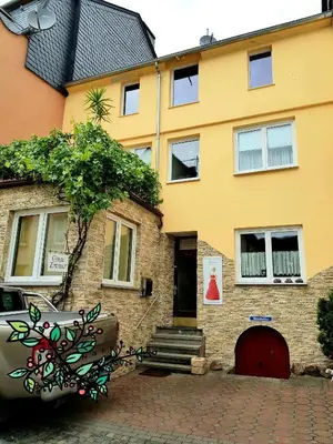 Das Gebäude in dem sich das Privatzimmer befindet