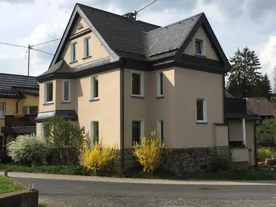 Das Gebäude in dem sich die Ferienwohnung befindet