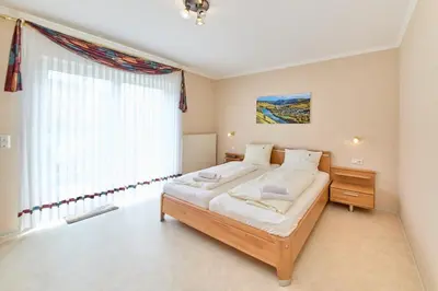 Ein Bett oder Betten in einem Zimmer der Unterkunft Gästehaus Binz-Meyer Heldensicht