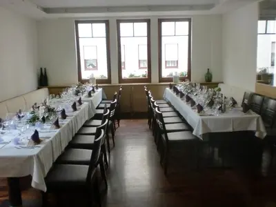 Ein Restaurant oder anderes Speiselokal in der Unterkunft Hotel Deutsches Haus
