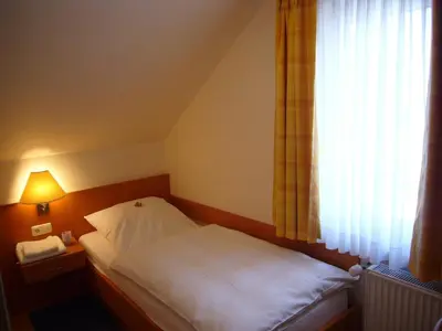 Ein Bett oder Betten in einem Zimmer der Unterkunft Hotel Deutsches Haus