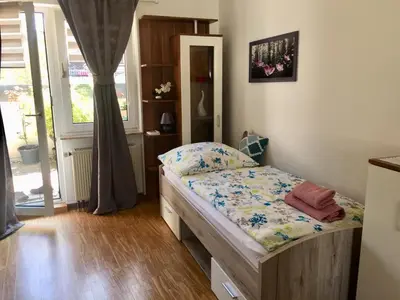 Ein Bett oder Betten in einem Zimmer der Unterkunft Ferienwohnung in Binger Stadtmitte mit Balkon