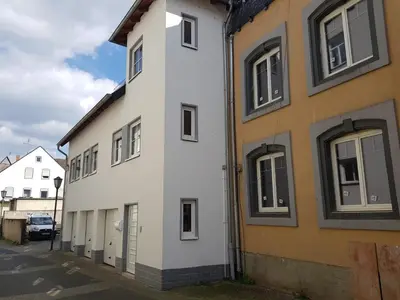 Das Gebäude in dem sich das Ferienhaus befindet