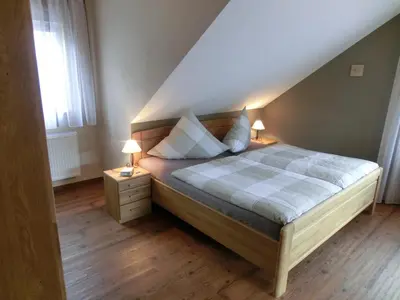 Ein Bett oder Betten in einem Zimmer der Unterkunft Ferienweingut Hirschen Schulstraße