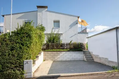 Das Gebäude in dem sich das Ferienhaus befindet