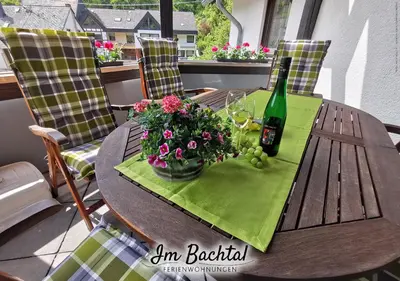 Ein Sitzbereich in der Unterkunft Ferienwohnung Im Bachtal
