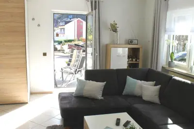Ein Sitzbereich in der Unterkunft Ferienwohnung Im Bachtal