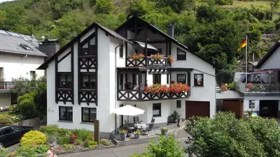 Das Gebäude in dem sich die Ferienwohnung befindet