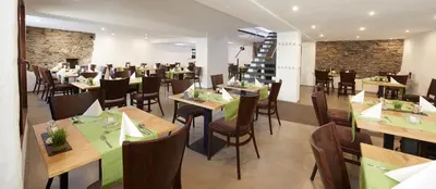 Ein Restaurant oder anderes Speiselokal in der Unterkunft Hotel Mosella