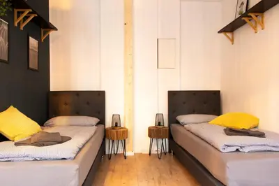 Ein Bett oder Betten in einem Zimmer der Unterkunft Nürburgring Industrial Design House, großer Garten, BBQ