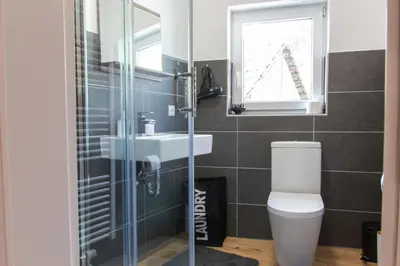 Ein Badezimmer in der Unterkunft Nürburgring Industrial Design House, großer Garten, BBQ