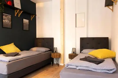 Ein Bett oder Betten in einem Zimmer der Unterkunft Nürburgring Industrial Design House, großer Garten, BBQ