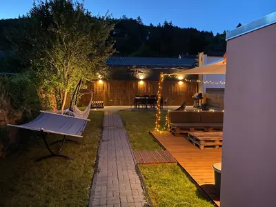 Ein Garten an der Unterkunft Nürburgring Industrial Design House, großer Garten, BBQ