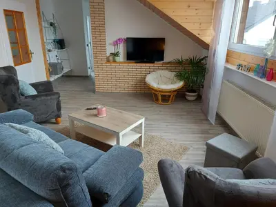 Ein Sitzbereich in der Unterkunft Ferienwohnung am Lieserpfad