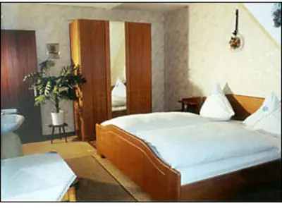 Ein Bett oder Betten in einem Zimmer der Unterkunft Gästehaus Karbach
