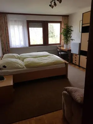 Ein Bett oder Betten in einem Zimmer der Unterkunft Gästehaus Karbach