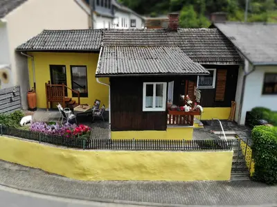 Das Gebäude in dem sich das Ferienhaus befindet