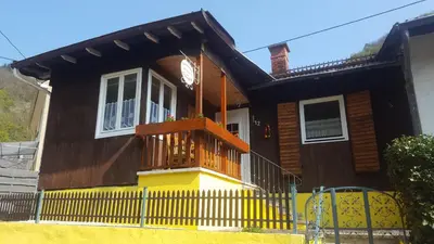 Das Gebäude in dem sich das Ferienhaus befindet