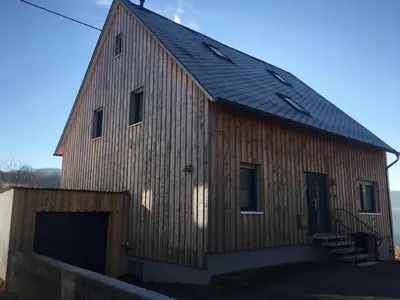 Das Gebäude in dem sich die Ferienwohnung befindet