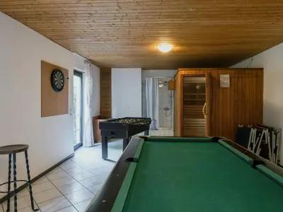 Ein Billardtisch in der Unterkunft Apartment Eifelnatur - Haus 2-2 by Interhome