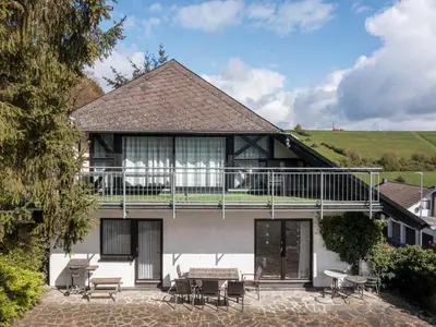Das Gebäude in dem sich das Ferienhaus befindet