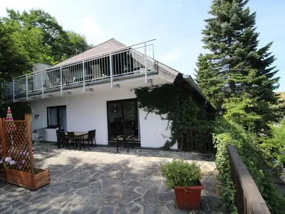 Das Gebäude in dem sich das Ferienhaus befindet