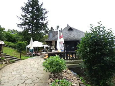 Ein Garten an der Unterkunft Relaxen am Eifelbach