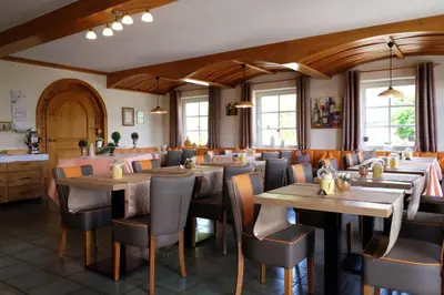 Ein Restaurant oder anderes Speiselokal in der Unterkunft Weinhaus Stettler