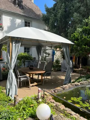 Ein Garten an der Unterkunft Ferienwohnung Lahnmündung