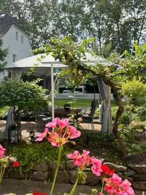 Ein Garten an der Unterkunft Ferienwohnung Lahnmündung