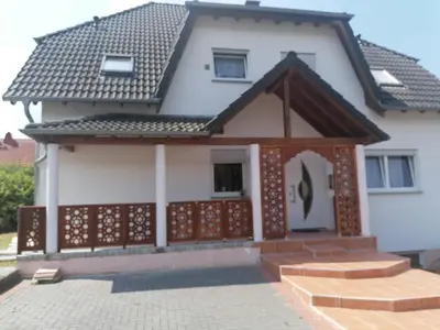 Das Gebäude in dem sich die Ferienwohnung befindet
