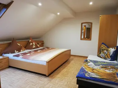 Ein Bett oder Betten in einem Zimmer der Unterkunft Wein-und Gästehaus Alfons Bollig