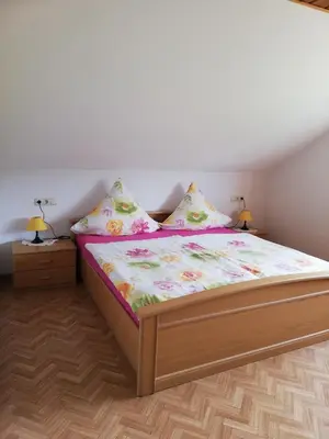 Ein Bett oder Betten in einem Zimmer der Unterkunft Wein-und Gästehaus Alfons Bollig