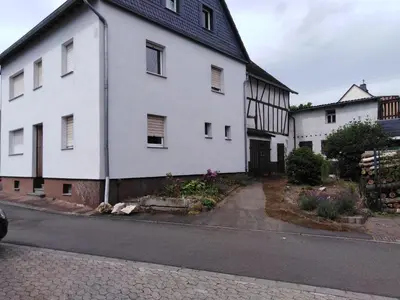 Das Gebäude in dem sich das Ferienhaus befindet