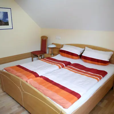 Ein Bett oder Betten in einem Zimmer der Unterkunft Haus Agnes FeWo 2