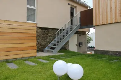 Das Gebäude in dem sich das Ferienhaus befindet