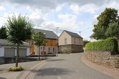 Das Gebäude in dem sich das Ferienhaus befindet