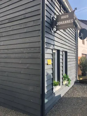 Das Gebäude in dem sich das Ferienhaus befindet